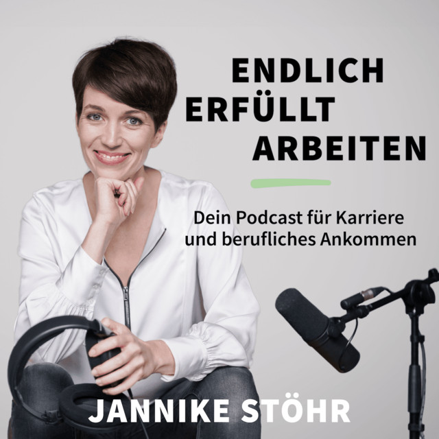 Cover vom Podcast "Endlich erfüllt arbeiten" – Janine Stöhr mit Kopfhörern in der Hand und Mikrofon vor sich stehend