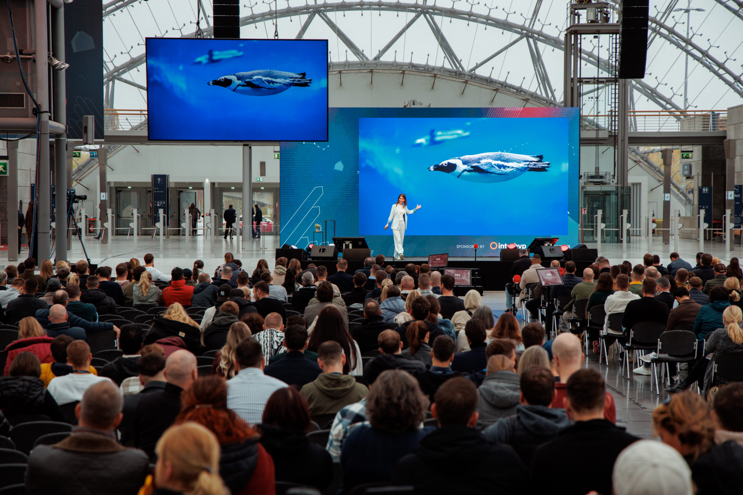 Keynote Speaker Franziska Zimmermann auf Bühne mit viel Publikum