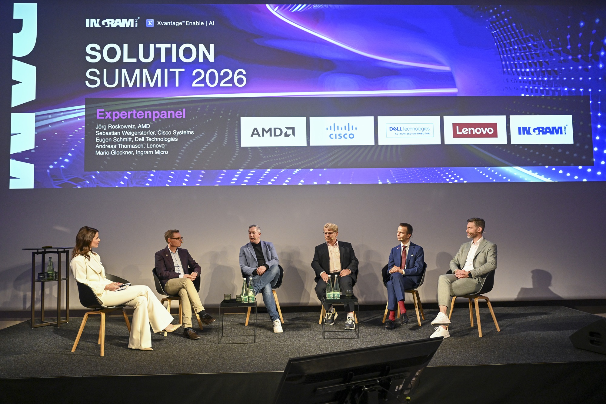 Panel-Moderatorin Franziska Zimmermann im Expertenpanel auf großer Bühne mit 5 Paneelierten