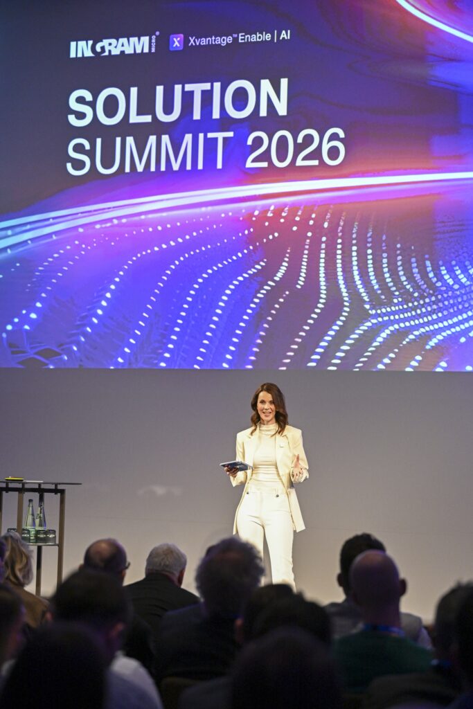 Eventmoderatorin Franziska Zimmermann im weißen Outfit auf großer Bühne in München
