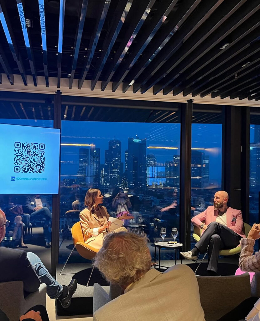 KI-Moderatorin Franziska Zimmermann im Interview mit Leaders of AI Gründer Dominic von Proeck beim Mainova Kamingespräch "KI in Unternehmen"